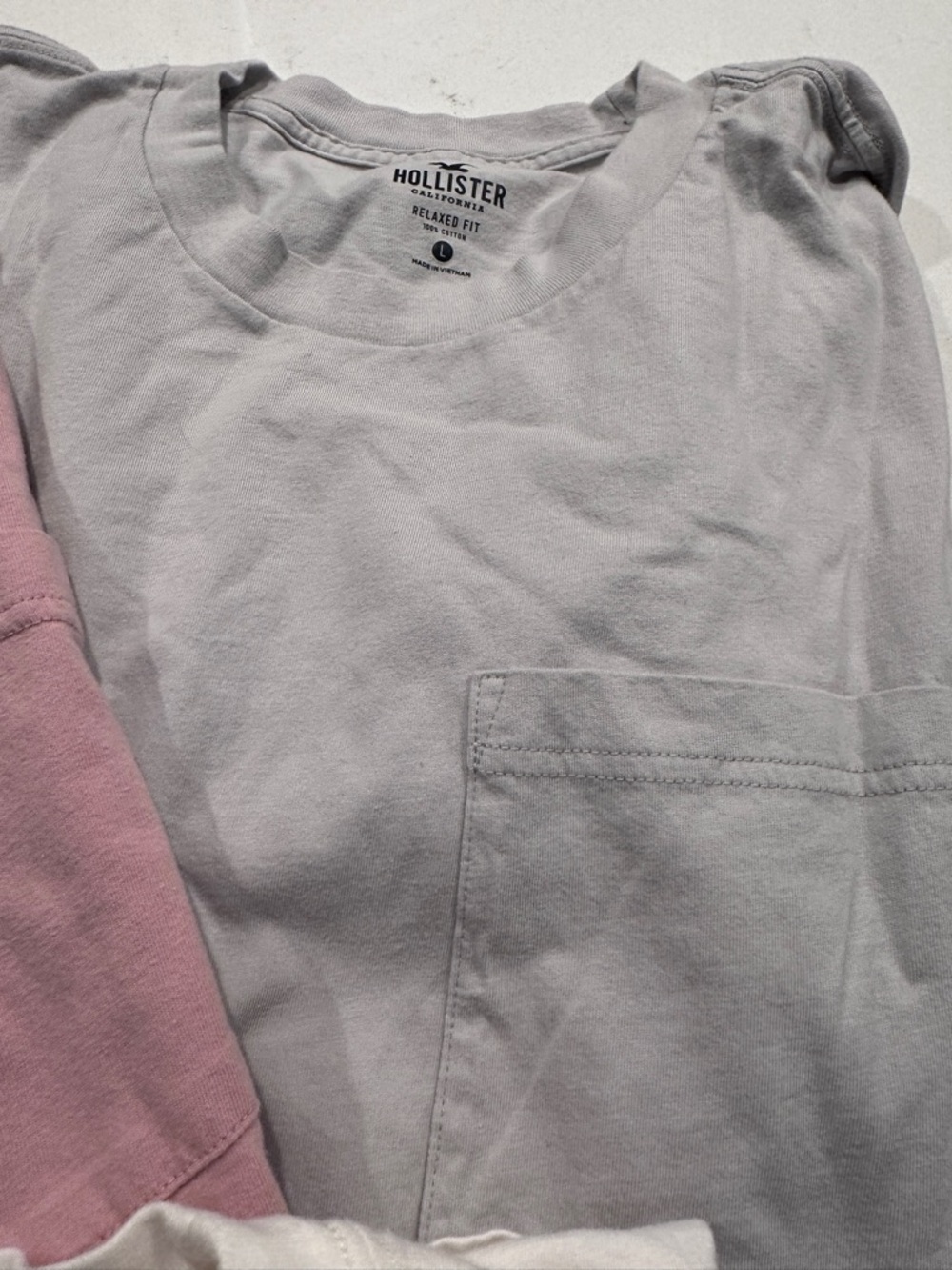 Bundle of 3 Hollister Short-Sleeve Relaxed Pocket Tees — Pink, Light Gray, Cream - Picture 3 of 6